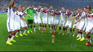Jogadores da Alemanha fazem festa com a taça de campeão da Copa do Mundo 2014