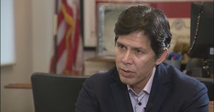 Kevin de León returns to L.A. City Council chambers
