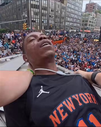 New Yorkers are so funny to me man. They really lean into this idea that there’s some sacred unspoken pact of unity binding every person in the city together like it’s a tight knit village instead of an absolute dystopian cesspool where you’re gambling on not getting assaulted everytime you take the subway.