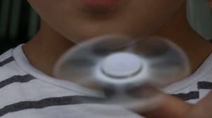 Le "hand spinner" est la nouvelle coqueluche des cours de récréation | BFMTV