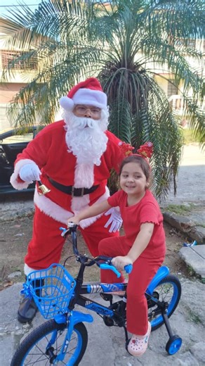 Eventos César Dj on Instagram: "Y si hoy el mejor Santa Claus de Cuba visitó a la Pequeña Mya y le llevó regalos por portaste Bien, además compartir con su amiguito del barrio y se tomó fotos con Todos los vecinos y familiares de la Pequeña Mya. Gracias a su mami @yc_decoraciones_con_amor por confiar en nuestro Arte. Y tú qué esperas!!! Lleva a Santa a tu Hogar o Negocio 🎄🎅🎉"