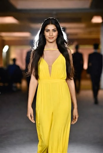 🌟Halter Cut-Out Maxi Walk👗 | Model X Ai