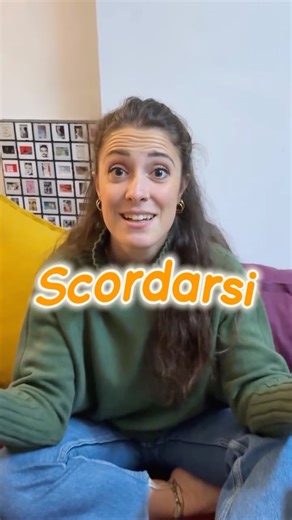 Italiano Piano Piano con Sara on Instagram: "“Mi sono scordata le chiavi”! Questa espressione significa esattamente lo stesso di “Mi sono dimenticata le chiavi”. Posso anche dire “Ho scordato le chiavi” e “ho dimenticato le chiavi”. ⚠️Ma attenzione all’ausiliare (mi sono vs. Ho) Qual è la differenza? Scordarsi o scordare é sicuramente più colloquiale e informale di dimenticarsi o dimenticare. In più, scordarsi viene dal latino “ex cordare” e si riferisce al cuore(cor, cordis). Originariamente, i