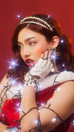 ALMAS on Instagram: "Triste Navidad! OUT NOW! #almasmusic #girlgroup #nuevamusica #tristenavidad #navidad2025"