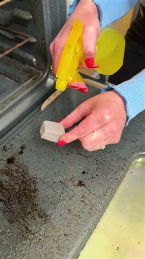 I learned this from a Housekeeper! 💁‍♀️ #cleaning #oven #kitchenhacks