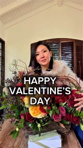 Galina Kritzer on Instagram: "Каждый год на День Святого Валентина мой муж дарит мне такие корзины цветов 💗💗💗 Я глаз не могу оторвать от них, такие они прекрасные. #семья #подарки #любовь #лучшиймуж"