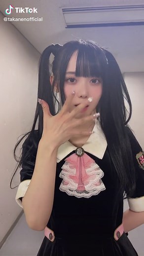 「お黙り🤫」みなさんも沢山投稿してみてね♡ #高嶺のなでしこ 1stシングル「#アンチファン」は10月26日 発売です✨ #たかねこ #honeyworks #アンチファン #mv公開中 #松本ももな @松本ももな ୨୧ #橋本桃呼 @桃呼(ももこ) #籾山ひめり @籾山ひめり🛼