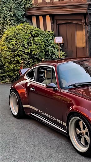 ᴄʟᴇᴍᴇɴᴛ ʟᴇʀᴏɪ on Instagram: "➲ At the 2018 Goodwood Festival of Speed, Singer quietly unveiled the DLS, a client-commissioned, ultra-lightweight, high-revving Porsche 964 that was refined using actual Williams F1 engineering. Notably, they consulted Norbert Singer, Porsche’s legendary motorsport engineer, specifically to advise on aerodynamics for the project, an unexpected link between a boutique restoration and decades of Porsche racing heritage. / jwcarsss © - @bluechip_collection © / Singer 