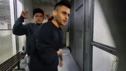 Pandilleros de la mara 18, responsables del asesinato de nueve agentes policiales en Guatemala volvieron a exhibir su conducta criminal al rifar la pandilla y lanzar amenazas frente a los medios de comunicación, evidenciando su desprecio por la ley y la vida humana. Los sujetos, considerados terroristas, fueron trasladados bajo fuertes medidas de seguridad al Centro Preventivo de la zona 18, donde enfrentarán el proceso judicial correspondiente por estos crímenes que enlutan a la institución pol