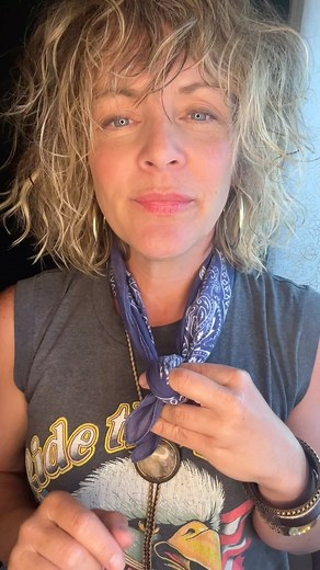 the.dee.que • vintage • thrift • california on Instagram: "Bandana knots can be tricky, but no worries! Here’s a quick and easy way to tie it—super simple and all style. Don’t forget to share with all your cool peeps! Vintage @harleydavidson tee from @midnightdaydreamvintage - #thrifteddiy #diystyle #oootd #styleinspo #outfitinspo #outfitinspiration #thrifted #vintagestyle #cowboyshit #harleydavidson #vintageharley #vintagebandana #bandana #bandanastyle"