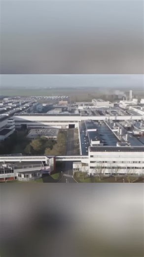 💥 Renault perd 11 milliards… mais vend plus que jamais C’est le choc : Renault annonce une perte nette de 10,9 milliards d’euros en 2025. En cause ? Principalement Nissan. Mais le vrai problème est ailleurs : Renault vend plus de voitures, mais gagne moins d’argent. La marge opérationnelle chute, plombée par la montée en puissance des voitures électriques, beaucoup plus coûteuses à produire, et par l’expansion sur des marchés à faible rentabilité comme l’Inde. 👉 Un plan stratégique crucial ser