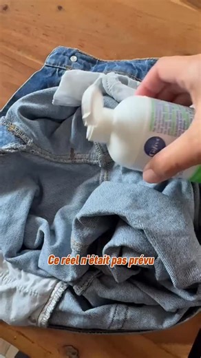 En fait dès que je parle de taches c’est toujours la question qui revient, le 🩸, du coup désolé ma vidéo n’est même pas montée mais elle parle d’elle même , L’explication de cette magie : l’eau oxygénée (peroxyde d’hydrogène, généralement à 3 %) est efficace pour enlever les taches de sang, même si elles ont séché, car elle oxyde l’hémoglobine. Voici comment procéder : Il faut d’abord :tester en appliquant un peu d’eau oxygénée sur une partie cachée du tissu pour vérifier qu’elle ne décolore pa