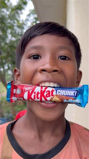 KITKAT Crunky Cookie N Cream 🍫ASMR eating by #villagee #viralvideos #satisfying #fypシ゚