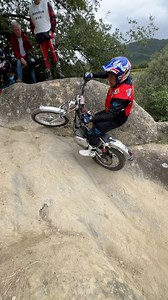 Le 3ème arrive !! Patrick Charlier dans la zone Watson 😀 Moi je vais tout droit 💪 Ventoux Trial Classic | www.trial-club.com