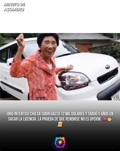 Minuto de Asombro on Instagram: "REPROBÓ 959 VECES... ¡Y APROBÓ A LA 960! 🚗🎉🇰🇷 La definición de "no rendirse" tiene nombre: Cha Sa-soon. Esta abuela surcoreana necesitaba conducir para vender sus verduras. Pero el examen teórico fue su pesadilla. Iba a la autoescuela casi todos los días. Falló una vez. Diez veces. Cien veces... ¡950 veces! 🤯📝 Después vinieron los exámenes prácticos. En total, le tomó 5 años y gastó más de $12,000 dólares en tasas. El día que finalmente aprobó (en el intent