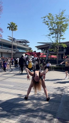 😂😂😂 • #funnyreaction #disneyland #backbend | Stéphanie Gérard