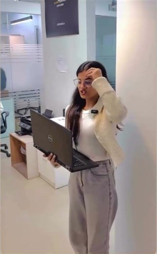 Manager ke office se niklte time error solve karne ke liye rook liya #deskbynitin #office