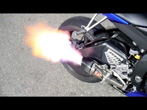 2008 Yamaha R6 with Yoshimura R-55 Full System with baffle removed sound clip HUGE FLAMES!