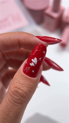 MIDA | TPO-FREE PRODOTTI PER UNGHIE on Instagram: "❤️✨ I ricordi di Roma non ti lasciano andare… perché Roma è amore. E la mano va da sola verso Red 13 Roma, l’icona senza tempo della collezione Rossi d’Autore 1. Un manicure che profuma di strade antiche, tramonti caldi e passione — intenso, elegante, eterno. 💅 Manicure realizzata con: • Fluid Gel Dream • Red 13 Roma (Rossi d’Autore 1) • White 01 • Dual Form Type 11 • Pennello Liner 7 • Top Extra Gloss • tanta, tanta amore ❤️ ✨ Scopri Red 13 Ro