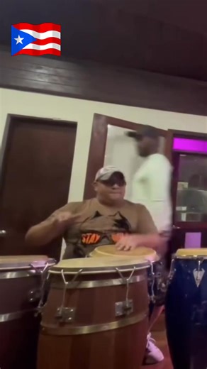 Richie Flores en las congas, Julito Gastón en los bongós y Pirulo Rosado en los timbales. en un estudio íntimo, el encuentro revela no solo la técnica impecable de cada músico, sino también la complicidad rítmica que surge cuando se juntan generaciones distintas con un mismo propósito: celebrar el alma del ritmo afrocaribeño. Más que una sesión musical, el video documenta un momento de herencia viva, improvisación libre y respeto mutuo entre artistas que han marcado la historia de la música lati