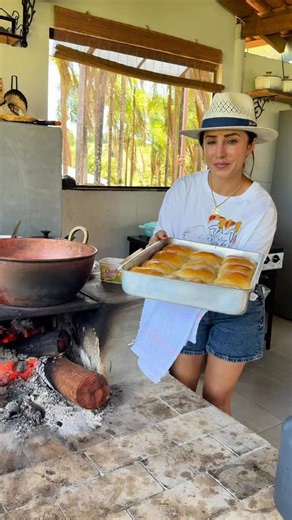 Sabryna Bueno / Rotina da roça on Instagram: "Ingredientes: • 240 ml de água (morna) • 70 ml de óleo • 2 colheres (sopa) de açúcar • 1 colher (sobremesa) rasa de sal • 1 ovo • 4 xícaras de farinha de trigo (aprox.) • 10 g de fermento biológico (seco) Modo de preparo (à mão): 1. Em uma tigela, misture a água morna + óleo + açúcar + sal + ovo. 2. Acrescente o fermento biológico e misture bem. 3. Vá colocando a farinha aos poucos, mexendo até virar uma massa. 4. Passe a massa para uma bancada enfar