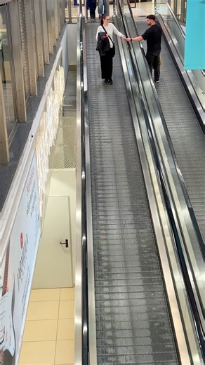 Daje nieznajomym krótkie notatki 2