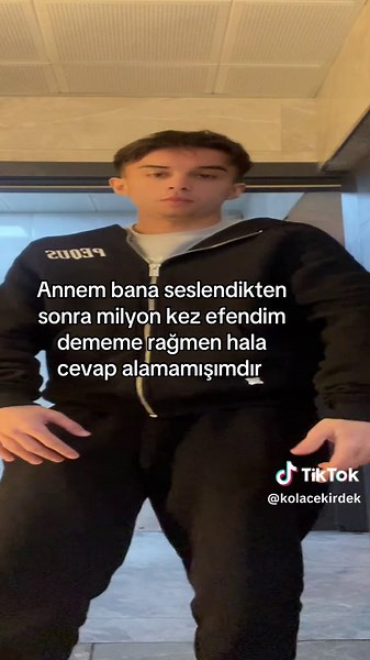 Inside a Hallway: Exploring Reactions and Gestures