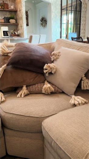 Transform any space with throw pillows! My favorite throw pillows for Autumn. #falldecorelegance