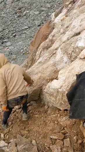 Exploring Quartz Pocket Discovery in Mountain Mining