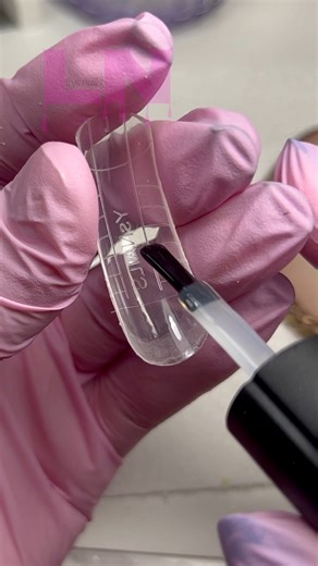 Hermoso encapsulado (técnica TriFusion) TriFusion:Derivado de las raíces "Tri-" que significa "tres" y "Fusion" que representa la unión o mezcla de elementos diferentes. "TriFusion" simboliza la perfecta amalgama de tres componentes esenciales en el mundo del diseño de uñas: el sistema dual, el acrílico y el gel semi permanente. Esta técnica, representada por un solo término, promete ofrecer un acabado inigualable y duradero, fusionando lo mejor de tres mundos en una sola aplicación. Es la evolu