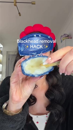 Blackhead removal ✨ hack ✨ 1. Apply Vaseline to nose 2. Cover with cling film (leave on for 15 mins) 3. Gently scrape out gunk #skincarehacks #beautyhacks #diybeauty #diyskincare