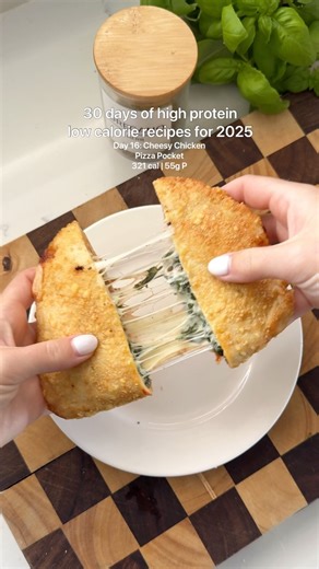 Victoria Minell on Instagram: "DAY 16: CHICKEN PIZZA POCKET 🍕 Day 16 of 30 high protein, low calorie recipes. See the link in my bio for the full recipe and more to come!"