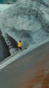 Loading and unloading this kind of fine sand is the most dangerous #decompressionvideo #stone #unloading | 丁掌柜