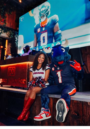 NFL weekend is in full effect in Midtown. Watch every play and every touchdown on our JUMBO SCREENS and weekend specials to match… #nflsundayhouston #houstonfootball #wheretowatchfootballhouston #texansgamehouston