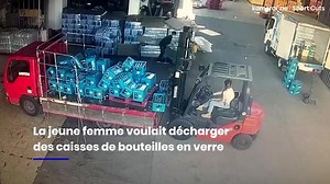Incident embarrassant pour une patronne avec un chariot élévateur