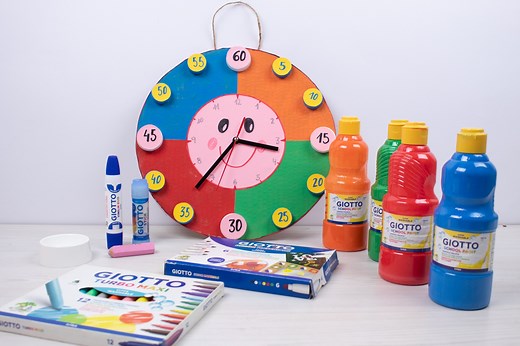 ¡Hoy os traemos esta manualidad tan chula para hacer un reloj con material reciclado! ⏰ ⬇️Para poder realizarla, sigue estos pasos: 1. Crea una circunferencia que servirá de base del reloj, divide 4 partes iguales y con la Témpera Escolar Giotto colorea 🎨 cada cuarto de un color diferente y deja secar. 2. En una cartulina del minipack Canson Iris, haz una circunferencia más pequeña donde dibujarás las horas del reloj y una simpática cara😊 con los rotuladores Giotto Turbo Maxi. 3. Utiliza 12 ta