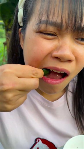 cô gái tham ăn đọ sức với những quả quất siêu chua 😱 ai sẽ thắng