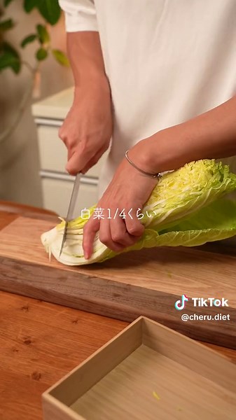 鶏ももと白菜の柚子胡椒煮込み 鳥もも肉 1枚 白菜 1/4 白滝 160g 酒 大さじ2 塩コショウ 少々 ⭐︎水 400cc ⭐︎酒 50cc ⭐︎白だし 大さじ2 ⭐︎醤油 大さじ1 ⭐︎ニンニク 小さじ1/2 ⭐︎柚子胡椒 小さじ2 ⭐︎ブラックペッパー 適量 ごま油 小さじ２（最後） 【作り方】 ①鶏もも肉を一口サイズにカットして 酒に漬け込む ②白菜も食べやすい大きさにカットし しらたきは水洗いしておく ③鍋にごま油を引いて鶏もも肉を焼き色がつくまで炒める ④白菜を入れてしんなりするまで炒めたら【⭐︎】と白滝を入れ、沸騰したら蓋をして弱火で5分程煮込む #鶏もも肉レシピ #白菜レシピ #ダイエットレシピ #簡単レシピ
