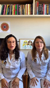 🖐🦶😷 Mão-Pé-Boca: assusta, mas passa! ⠀ 📌 A doença mão-pé-boca é uma infecção viral comum, principalmente em crianças, mas adulto também pode pegar, viu? ⠀ Como ela aparece? • Febre 😣 • Aftas doloridas na boca 👄 • Bolhinhas nas mãos e nos pés 🖐🦶 • Falta de apetite • Irritação e mal-estar ⠀ E o tratamento? 👉 Não existe remédio específico para matar o vírus. É controlar os sintomas: hidratação, analgésico/antitérmico e MUITA paciência. ⠀ ⚠️ É contagiosa! Evite contato próximo, compartilhar