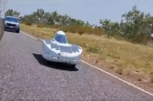 Mașină solară realizată la UTCN Cluj-Napoca, la o competiție în Australia. Vehiculul a parcurs peste 300 de kilometri VIDEO