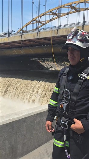 🎙️ Entrevista | Compañero de servicio del S2 PNP Patrick Hiroshi Ospina Orihuela Hoy recordamos el valor y la entrega de nuestro héroe policial, quien perdió la vida en cumplimiento del deber al ser arrastrado por la corriente del río Rímac mientras realizaba labores de rescate. Su compañero de servicio comparte el compromiso, la vocación y el espíritu solidario que siempre lo caracterizaron, destacando su decisión de actuar sin dudar para proteger la vida. El S2 PNP Patrick Hiroshi Ospina Orih