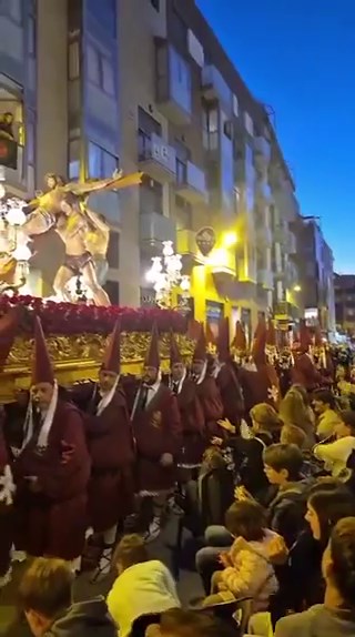 🇪🇸 Every year in Holy Week, processions fill the streets here in Spain.For centuries, brotherhoods have carried the pasos (scenes of Christ’s Passion) through cities and villages.A tradition passed down, well alive today. ✝️