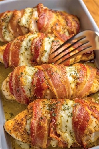 Bacon Wrapped Garlic Parmesan Chicken – RECIPE 🔥 This is not your average chicken dinner. Juicy chicken breasts wrapped in crispy bacon, slathered in a garlicky, cheesy Parmesan coating, and baked until golden and bubbling with flavor—Bacon Wrapped Garlic Parmesan Chicken is here to steal the show. 🧄🧀 It’s bold, simple, and 100% crave-worthy. 🛒 What You’ll Need: 4 boneless, skinless chicken breasts 8 slices of bacon (2 per breast) 1/2 cup grated Parmesan cheese 1/4 cup mayonnaise or sour cre