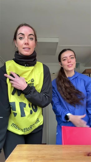 warming up met mams voor onze long run letsgooooo🤣🏃‍♀️ #moeder #moederendochter #shoulderlean #foryoupage