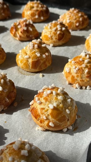 Chouquettes maison (tous mes secrets et astuce pour une pâte à choux parfaite) Je t’explique pas à pas comment réaliser une pâte à choux avec la texture parfaite pour de beaux choux bien gonflés qui ne retombent pas après cuisson ! Je te montre quelques techniques pour voir si ta pâte à chou est prête à être utilisée, et je te montre comment te servir de la poche à douille sans t’en foutre PARTOUT.... La pâte à choux, c’est une recette hyper rapide, que tu peux adapter pour faire ensuite des écl