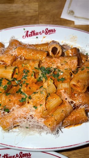 You guys I am not even kidding when I say this is the best spicy rigatoni I’ve ever had. Can’t wait to go back 📍 Arthur & Sons, West Village #nyceats #arthurandsons #westvillagenyc #bestpastanyc #nycfood @Arthur and Sons