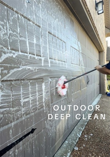 giving the outside of the house a much needed shower 🤭🏠🧼#cleaningcontent #WorthTheSearch #CreatorSearchInsights #outdoorcleaning #CleanTok