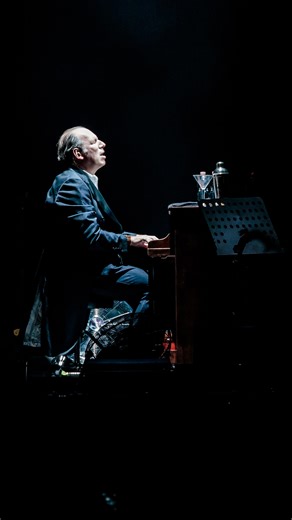 Filmweb on Instagram: "Hans Zimmer obchodzi dziś 68. urodziny 🎹 🎥 „Incepcja” (2010)"