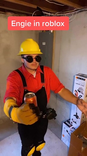Engineer in the roblox the graphics are poop #tf2 #tf2engineer #tf2engineercosplay #tf2cosplay #fyp #weebabychiled #memes #funny #roblox #lol #gamers