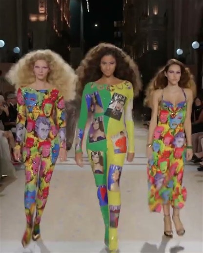 Amélia Gray, Imaan Hammam e Ide Heiner abrindo o ato III no Vogue Worl de Versace. #vogueworld